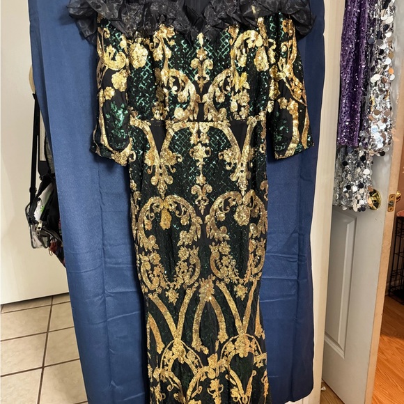 Elegant emerald Green and Gold Off-Shoulder Dress size 1XL - Picture 2 of 9